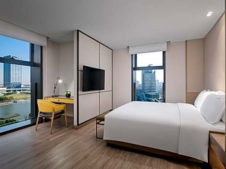 One-Bedroom King Suite with Garden View