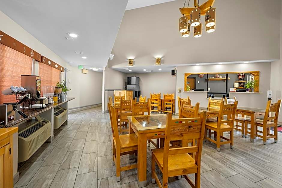 Econo Lodge Inn & Suites Santa Fe South