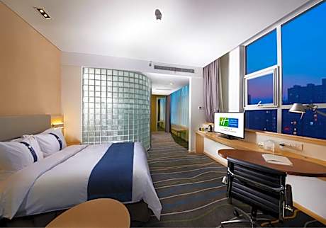 Standard King Room with City View