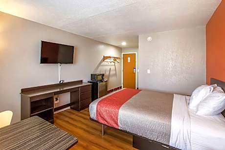 1 QUEEN BED | ACCESSIBLE, NSMK, MICFRIDGE