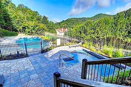 fully equiped Condo, pool and Spa only in summer