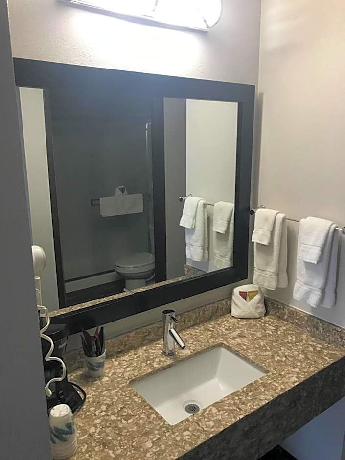 Ten Pin Inn & Suites