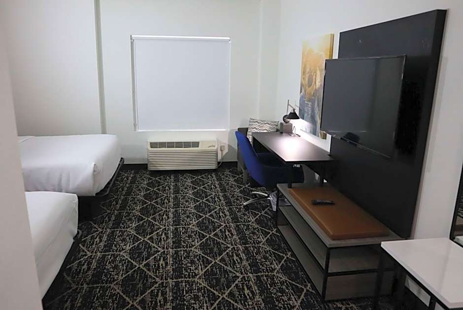 La Quinta Inn & Suites by Wyndham Houston Bush Iah South