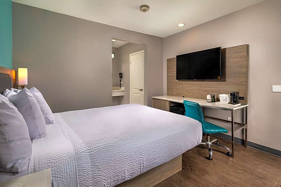 Travelodge by Wyndham LAX South