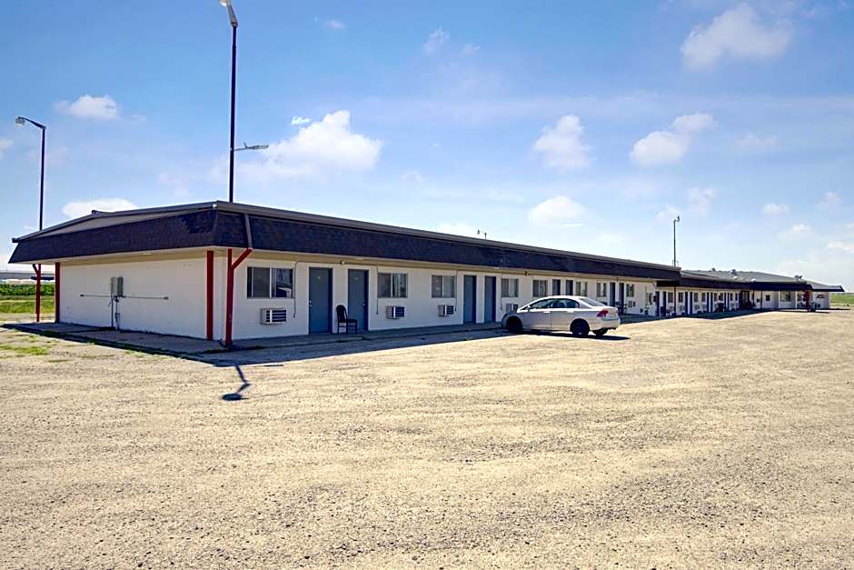 First Inn By OYO Quinter Hwy 70