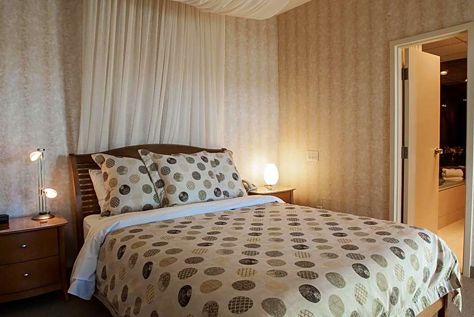 Photo 1 of 3 of Panoramic 1 Queen Bed Suite