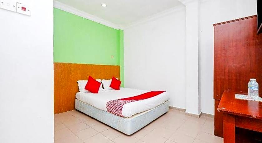 OYO 850 Gold Star Hotel