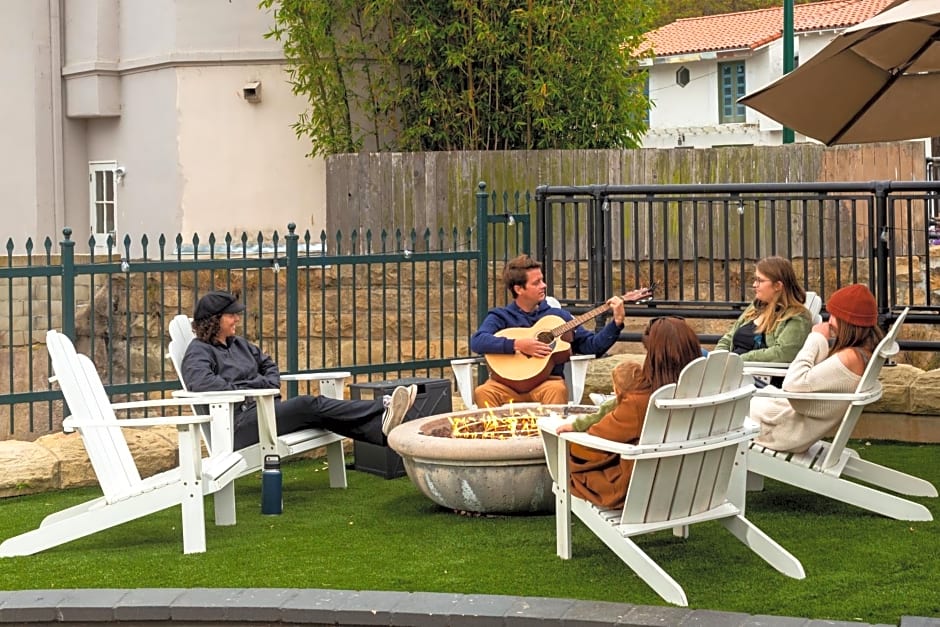 ITH Santa Barbara Beach Hostel