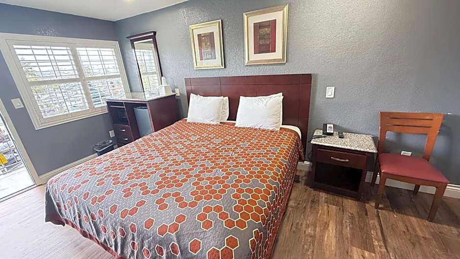 Fireside Inn By The Beach Boardwalk & Bowling