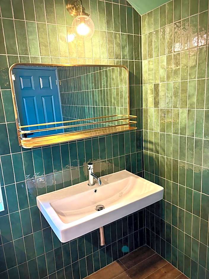 ROOMS AT THE QUAYSIDE - stylish en-suite rooms on Poole Quay all fully refurbed