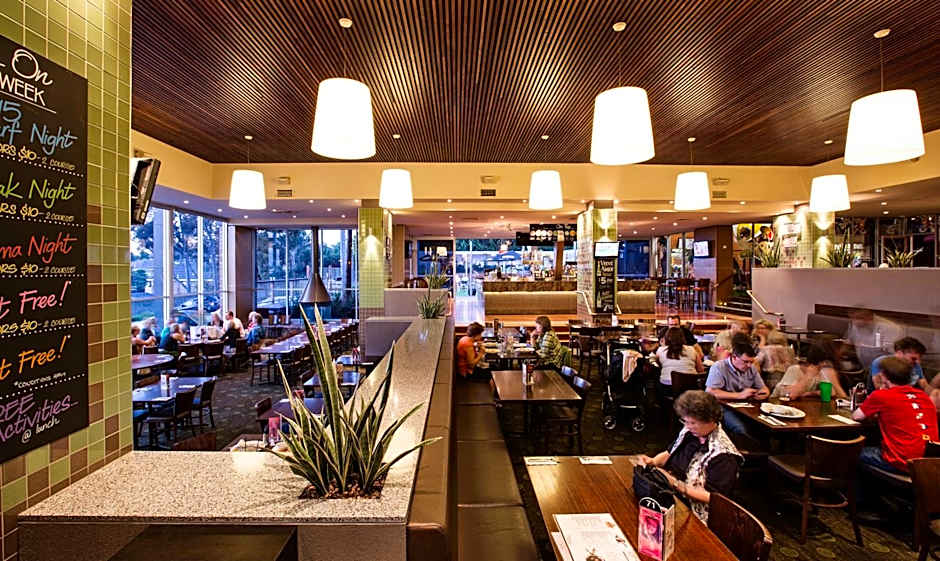 Nightcap at Shoppingtown Hotel