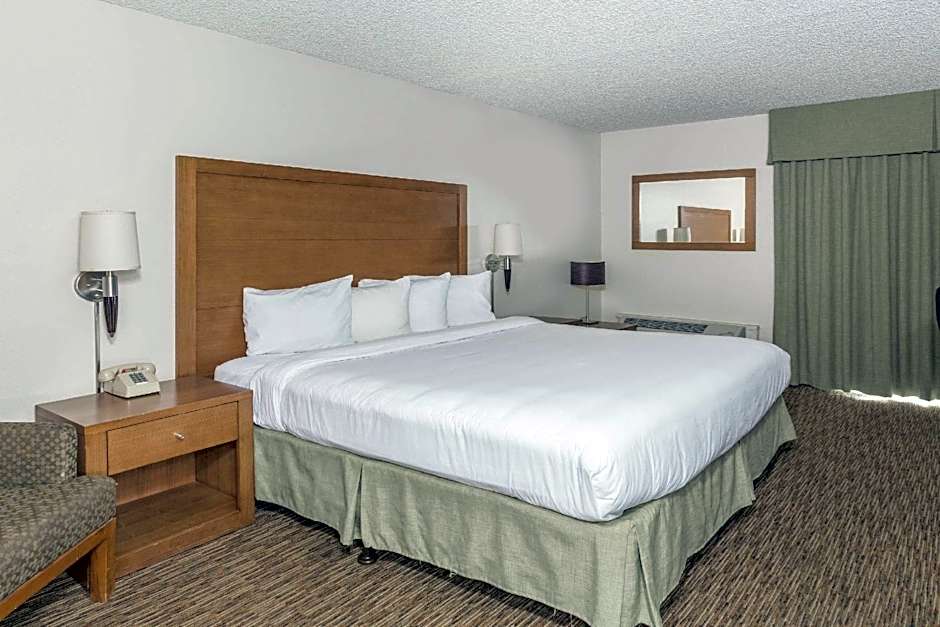 Days Hotel by Wyndham Peoria Glendale Area