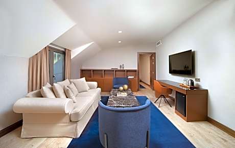 1 King Bed, King Suite with Sofa, Non-Smoking