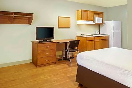 Efficiency Queen Suite - Accessible/Non Smoking