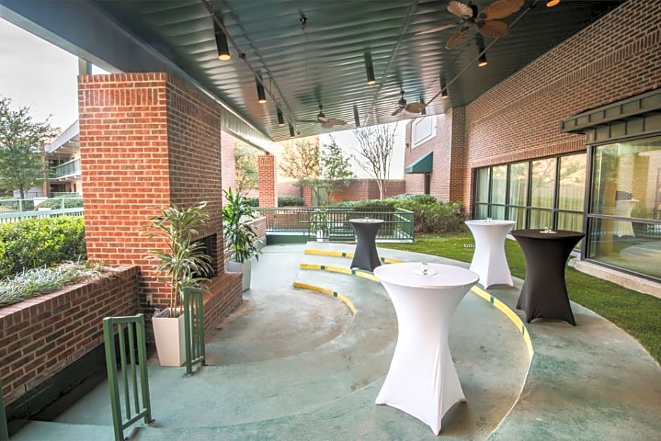 MCM Elegante Hotel & Suites