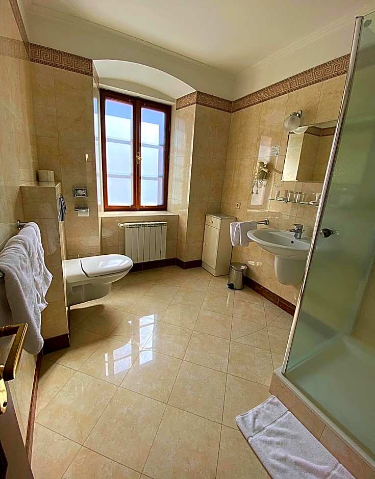 Hotel Octarna - Free On-site Parking