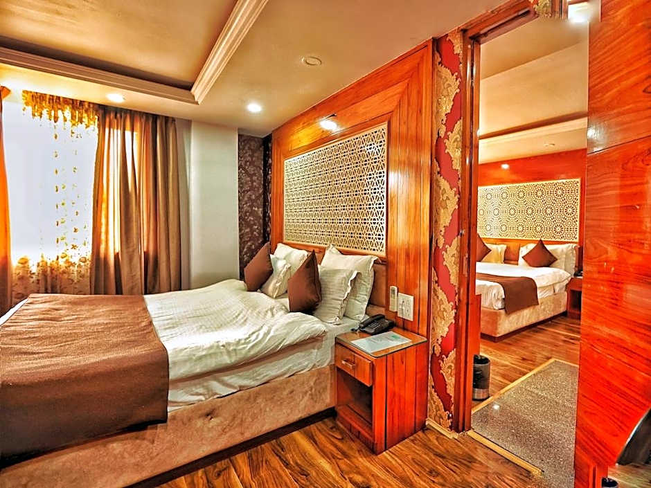 Hotel The Montreal Near by Dal Lake