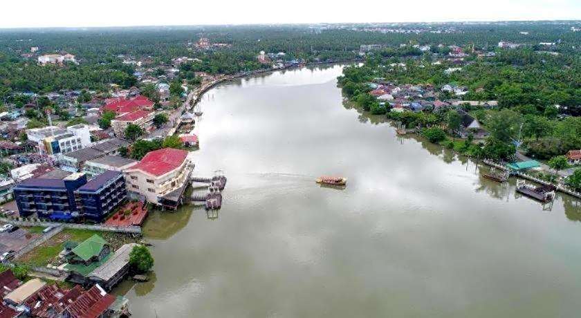 Amphawa Riverfront Hotel