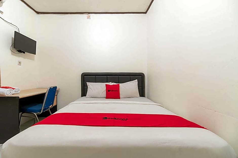 RedDoorz near Pondok Indah Water Park