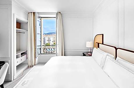 One-Bedroom King Suite with Garden View