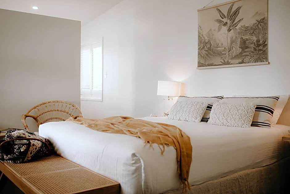 Photo 1 of 6 of 1 Queen Bed, Sea View
