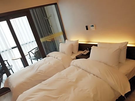 Standard Twin Room with Sea View