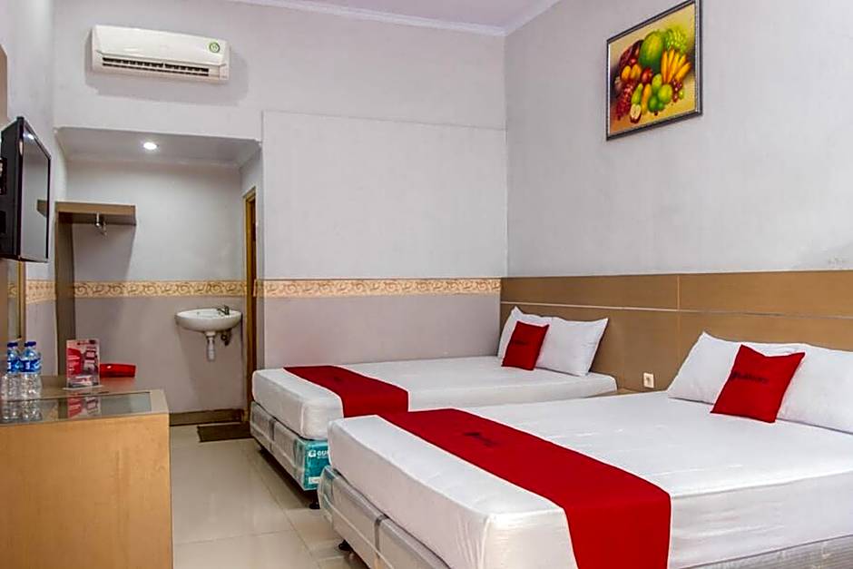 RedDoorz near Goa Panggung
