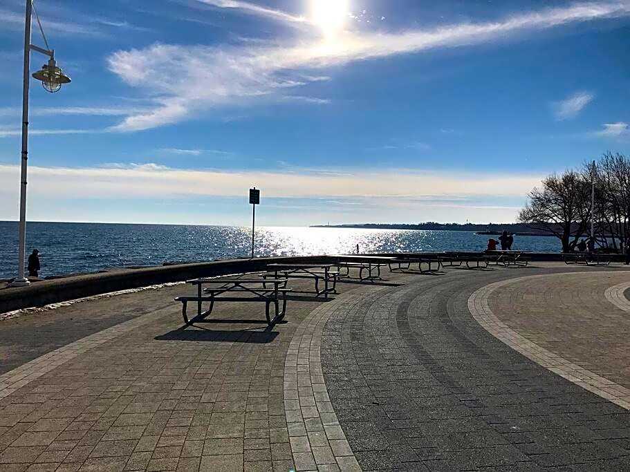 Stylish 2BR: w/free parking & streaming!