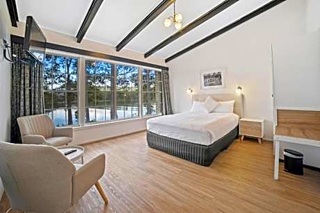 Deluxe Queen Room with One Queen Bed