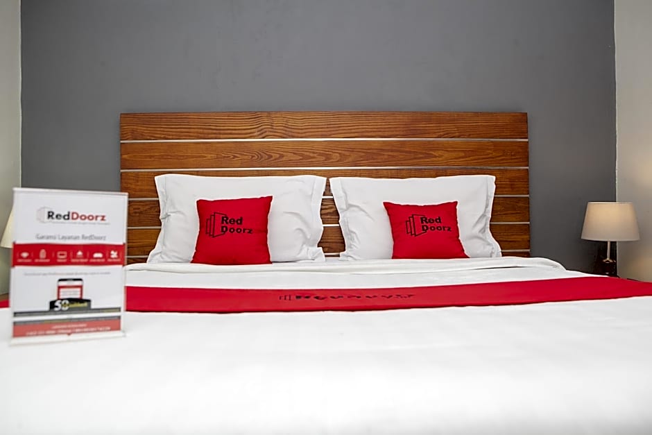 RedDoorz Plus near Asia Afrika 3