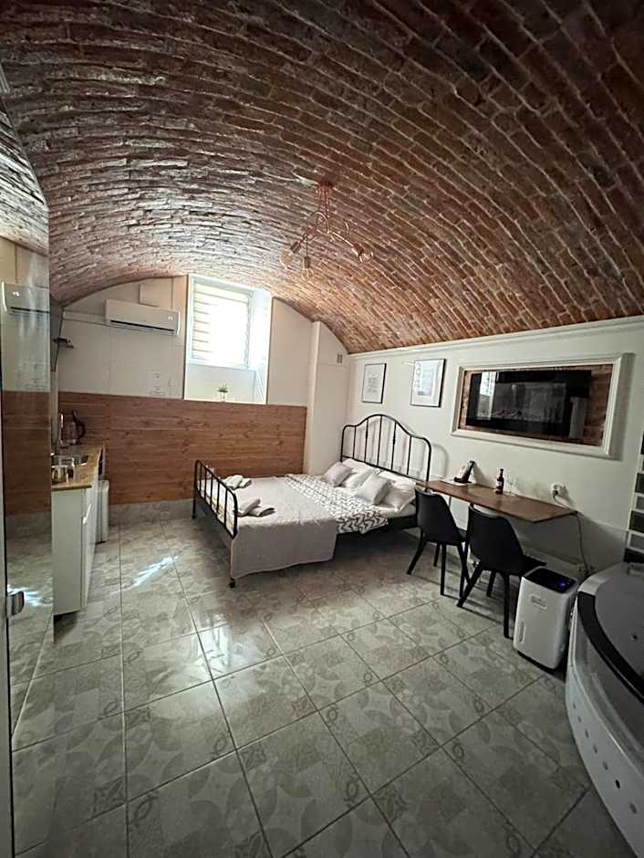 UNDERGROUND Jacuzzi Rooms