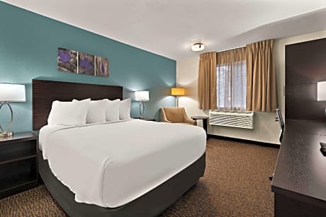 Queen Room - Non Smoking/Interior Hall
