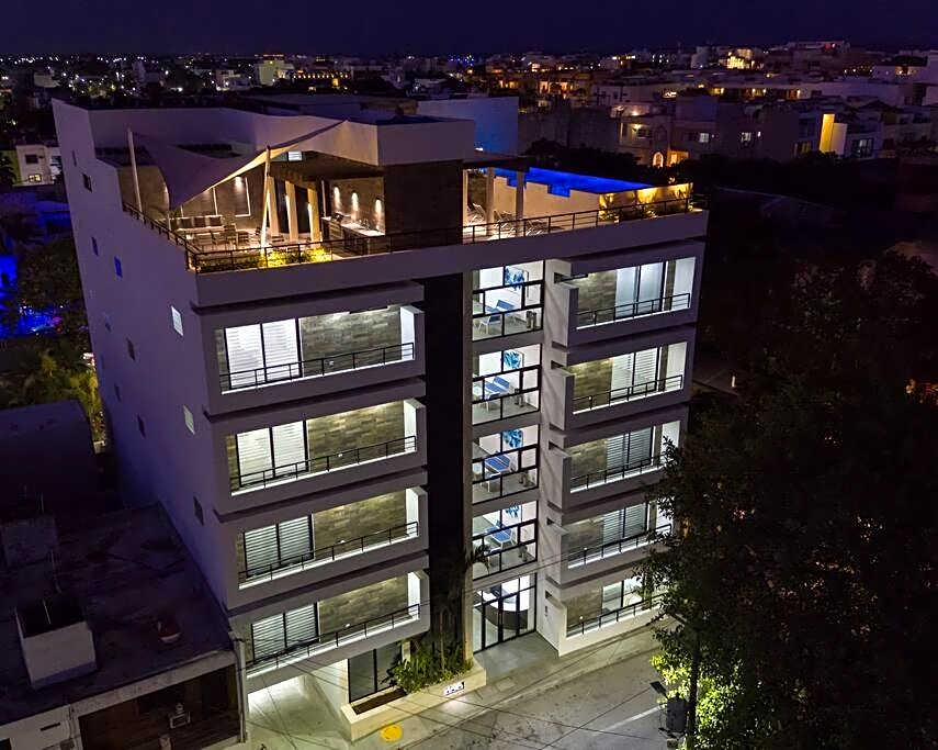 OneBR w Balcony or Small Studio in Playa del Carmen, BBQ, Pool Infinite, Whirlpool, AC, TV Smart, 200mb
