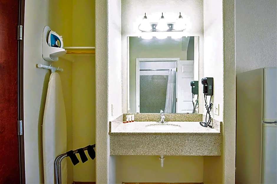 OYO Townhouse Clute Lake Jackson