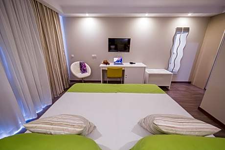 DOUBLE SINGLE USE SUPERIOR POOL VIEW