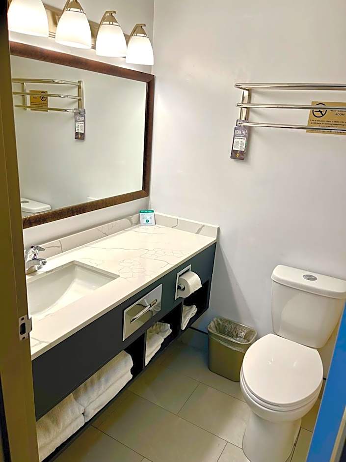 Super 8 by Wyndham Hinton