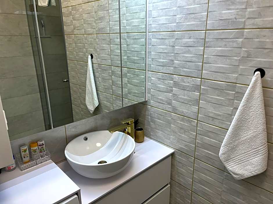 La Luna Premium Deluxe Apartment with Pool & Jacuzzi, Bikes and Covered Parking