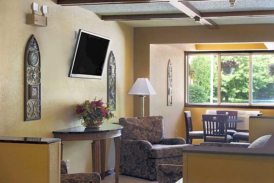Super 8 by Wyndham Whitewater WI