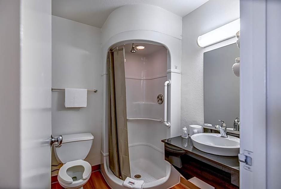 Super 8 by Wyndham Tracy