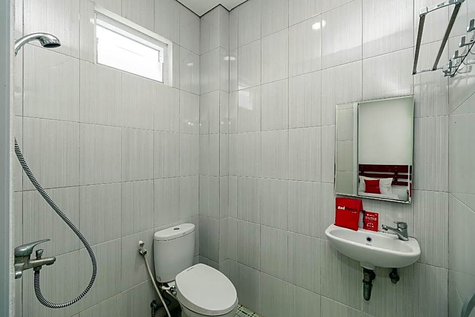 RedDoorz  Syariah near Jembatan Siti Nurbaya Padang