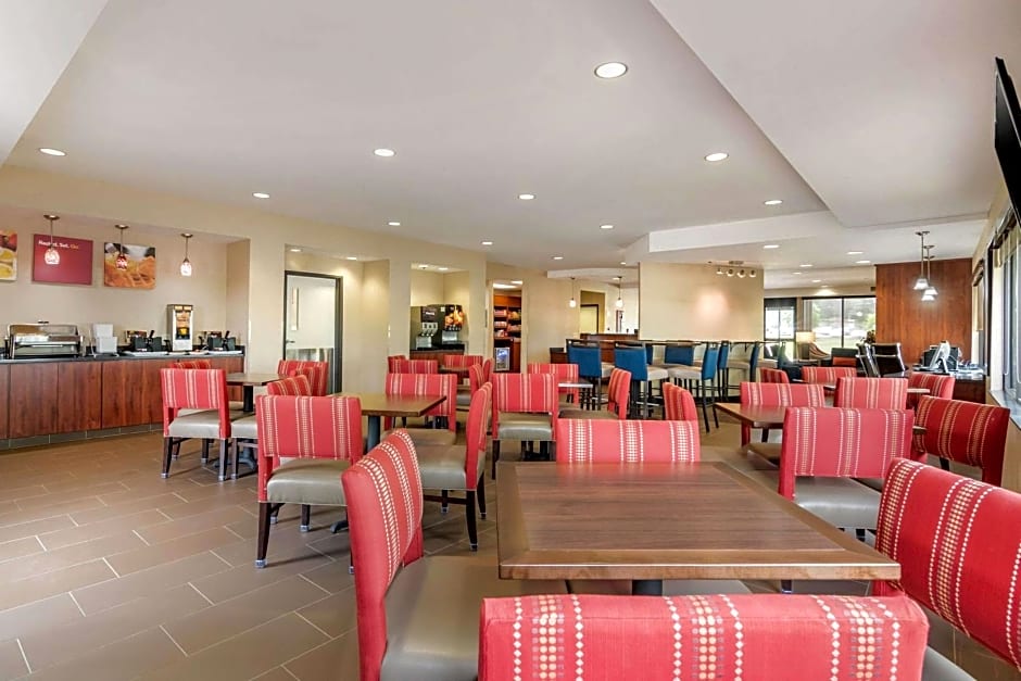 Comfort Suites Speedway - Kansas City
