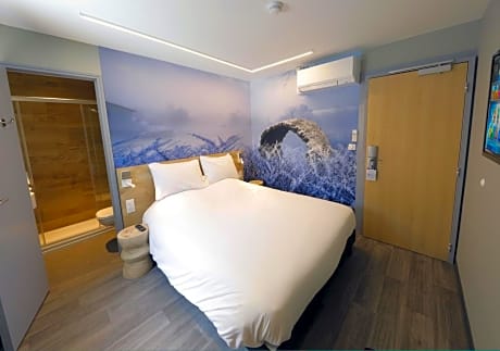 1 Queen Bed - Non-Smoking, Standard Room, Courtesy Tray