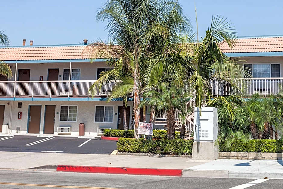 Travelodge by Wyndham Fullerton Near Anaheim