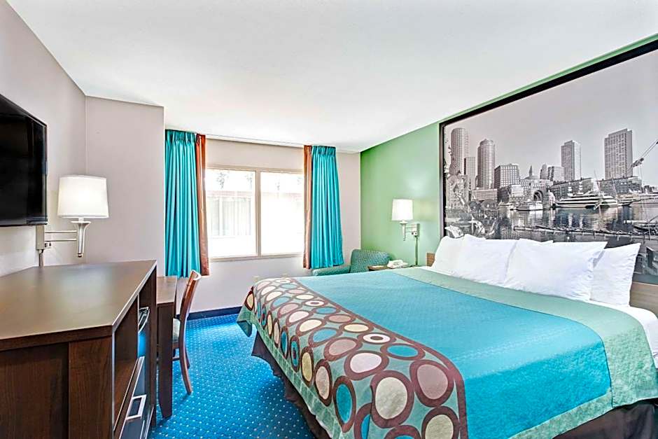 Super 8 by Wyndham Brockton