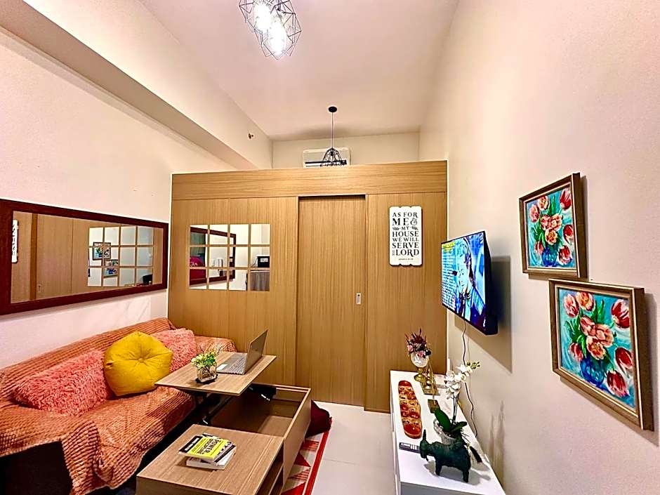 Luxury Condo with balcony on amenity floor, easy access to pool, Sky Garden, Working Lounge and Gym in Makati 7F