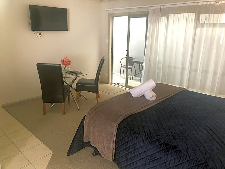 Absolute Lake View Motel