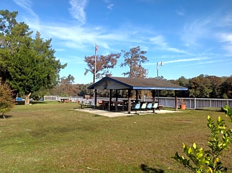 The Suwannee Gables Motel & Marina
