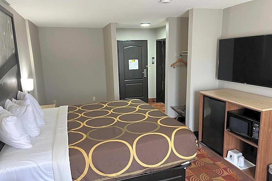 Super 8 by Wyndham Lake of the Ozarks