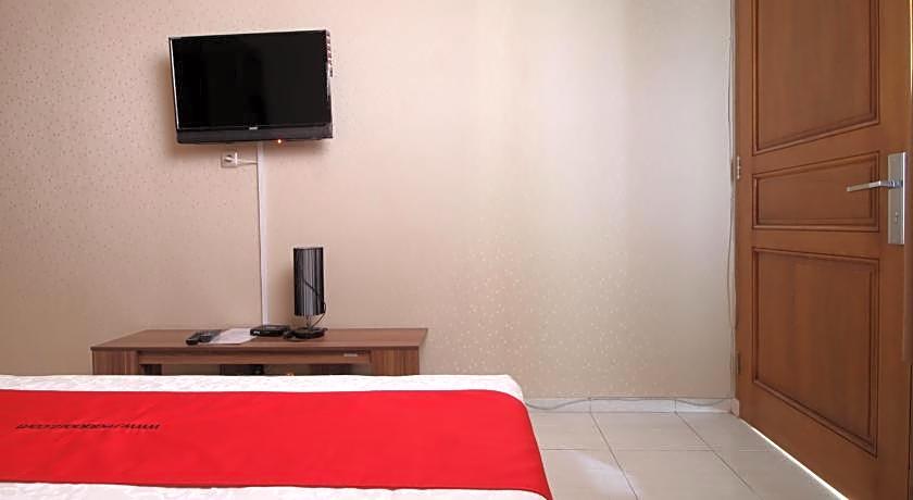 RedDoorz Syariah near Mercu Buana University