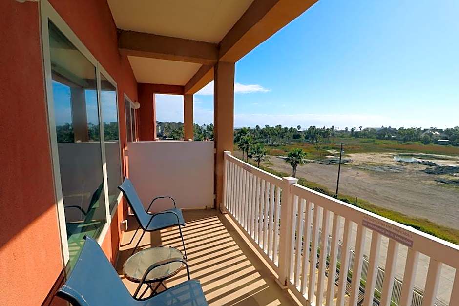 La Isla Condominiums by Cheap Getaway